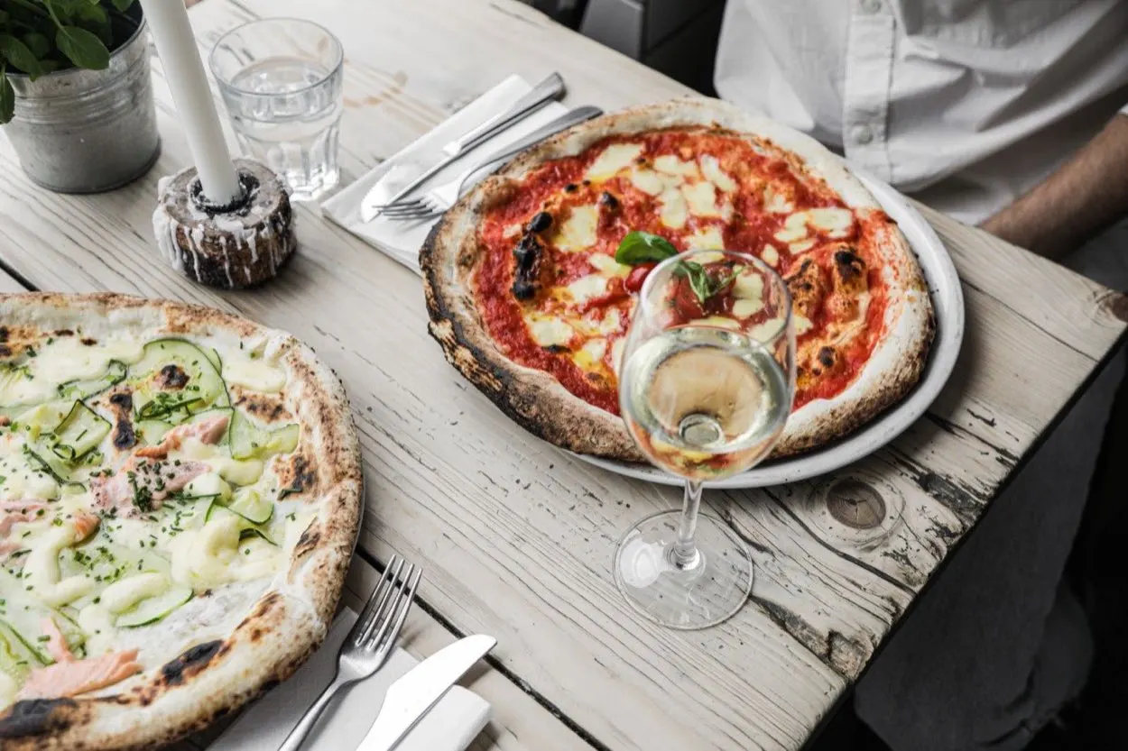 Pizze e vino in tavola