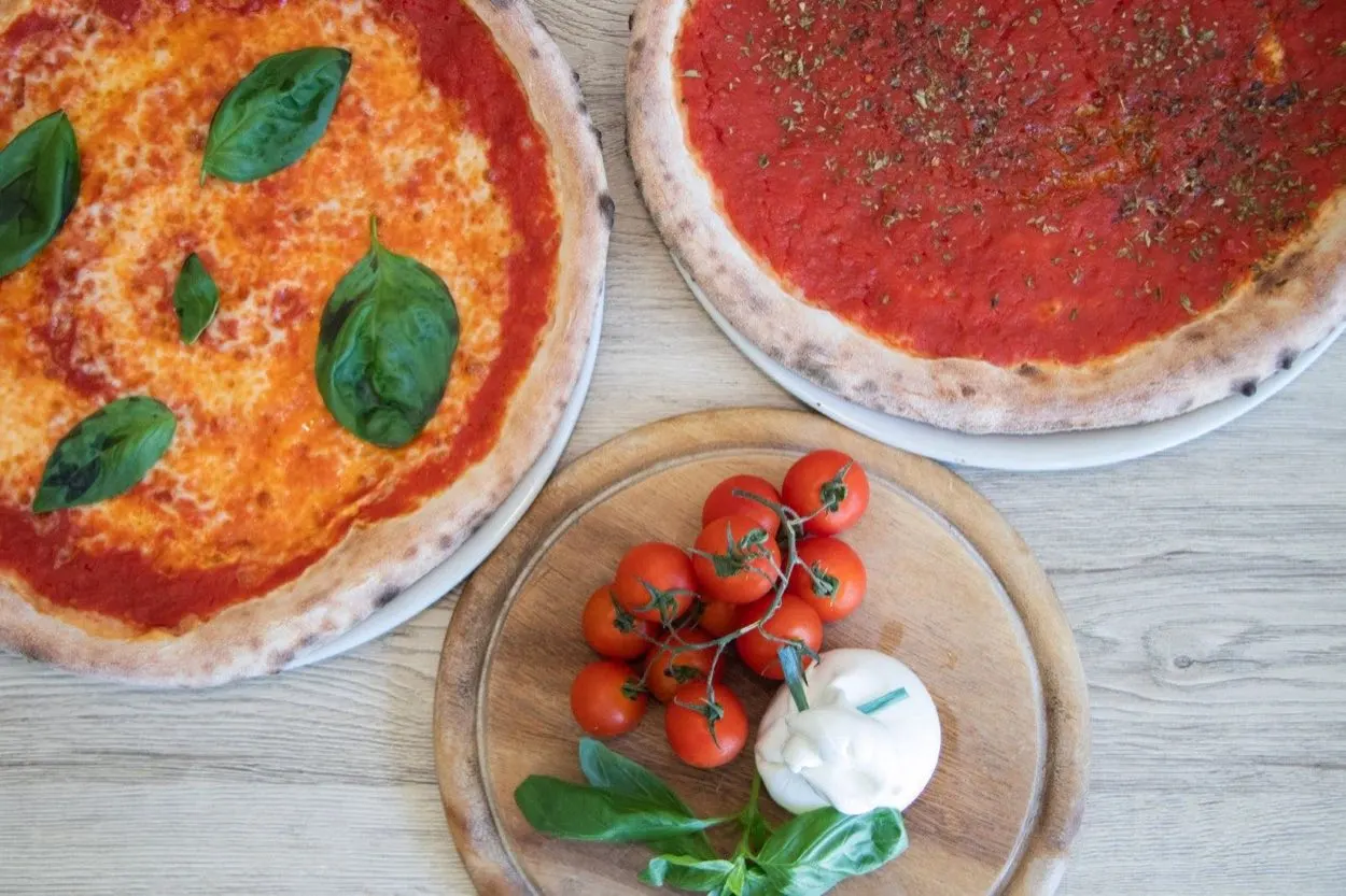 Pomodori e basilico sul banco